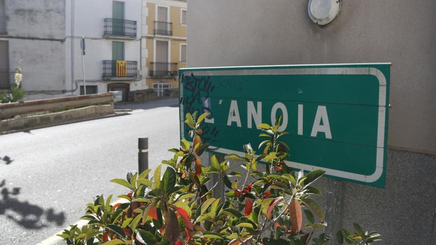 Un cartell al mig de la Beguda Alta que indica el canvi de comarca cap a l&#039;Anoia