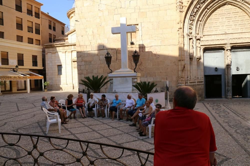 Vecinos de Callosa de Segura llevan 7 meses vigilando para que no retiren la Cruz