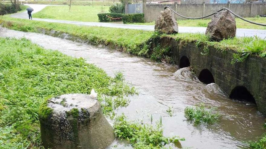 Arqueta de la que brotaron aguas residuales en el río Gándara, en Cambre.