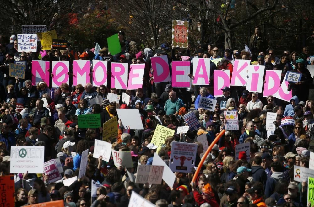 Miles de personas se han manifestado en Washington contra la venta de armas.