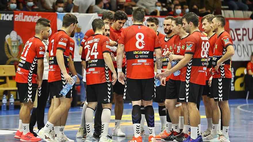 Los jugadores del Novás, durante un tiempo muerto en el último partido. // ALBA VILLAR