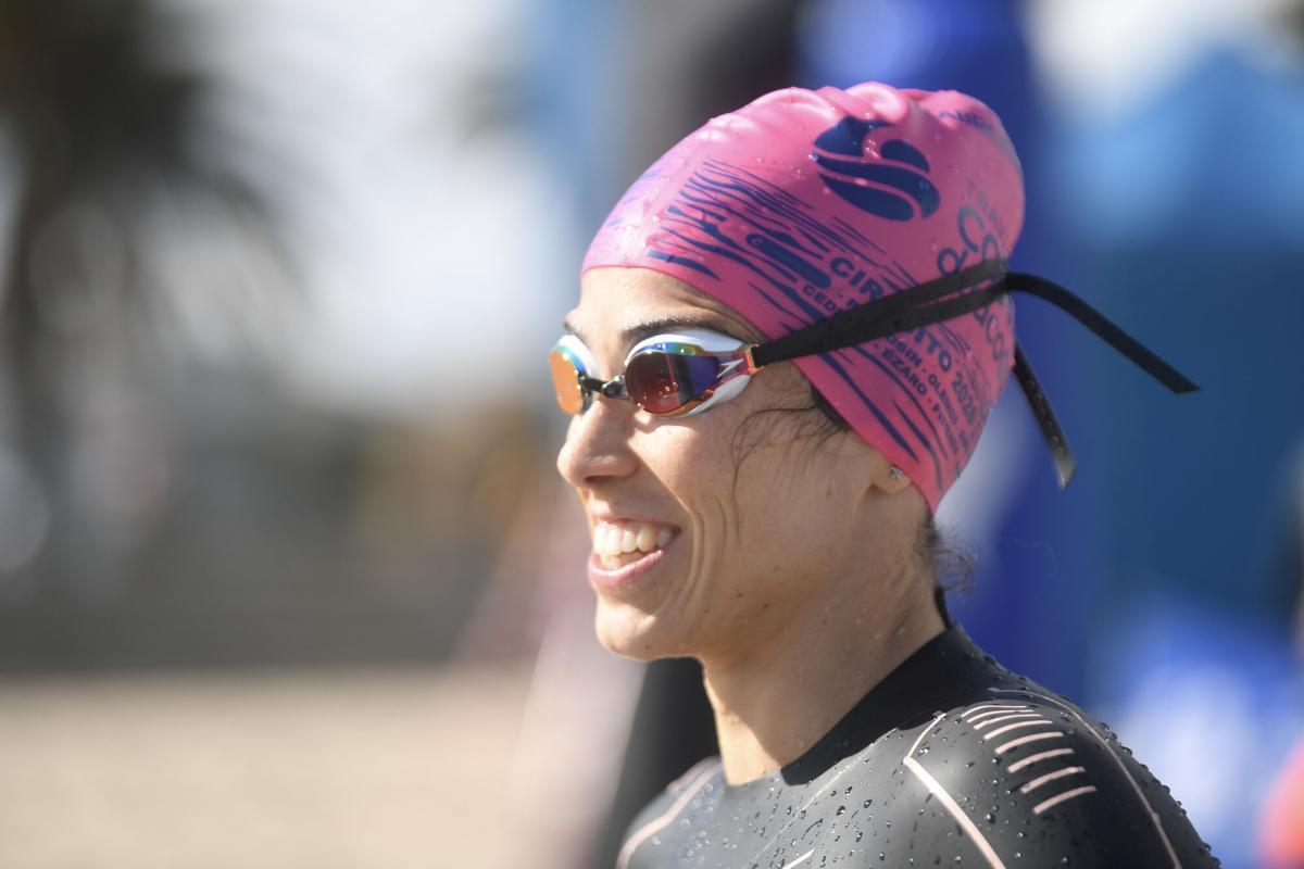 La prueba de natación en aguas abiertas contó con salida y llegada en la playa de Santa Cristina.