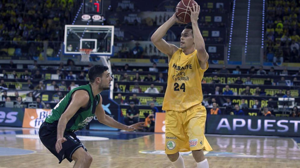 El jugador del Herbalife Kyle Kuric (d).