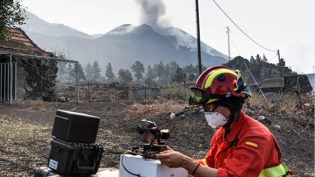 Un miembro de la UME monitoriza con un dron la actividad del volcán de La Palma