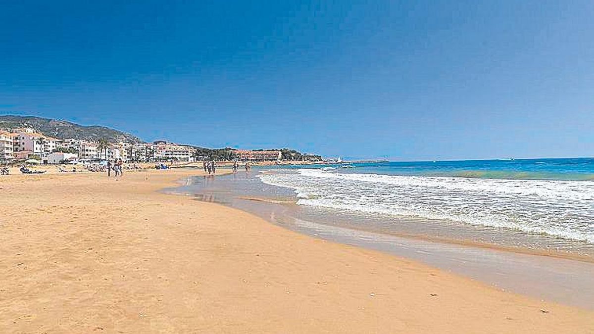 La playa del Cargador es una de las cuatro de la localidad que ha sido reconocida con la bandera azul.