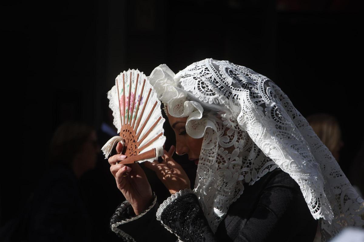Alicante venera a su patrón bajo un sol radiante