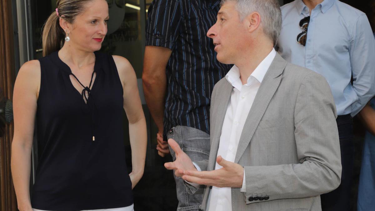 Ana Morell y David González, en la puerta del Ayuntamiento de Oliva