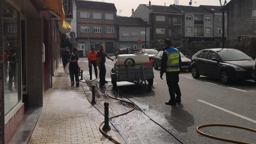 Labores de desinfección en la calle en Cuntis.