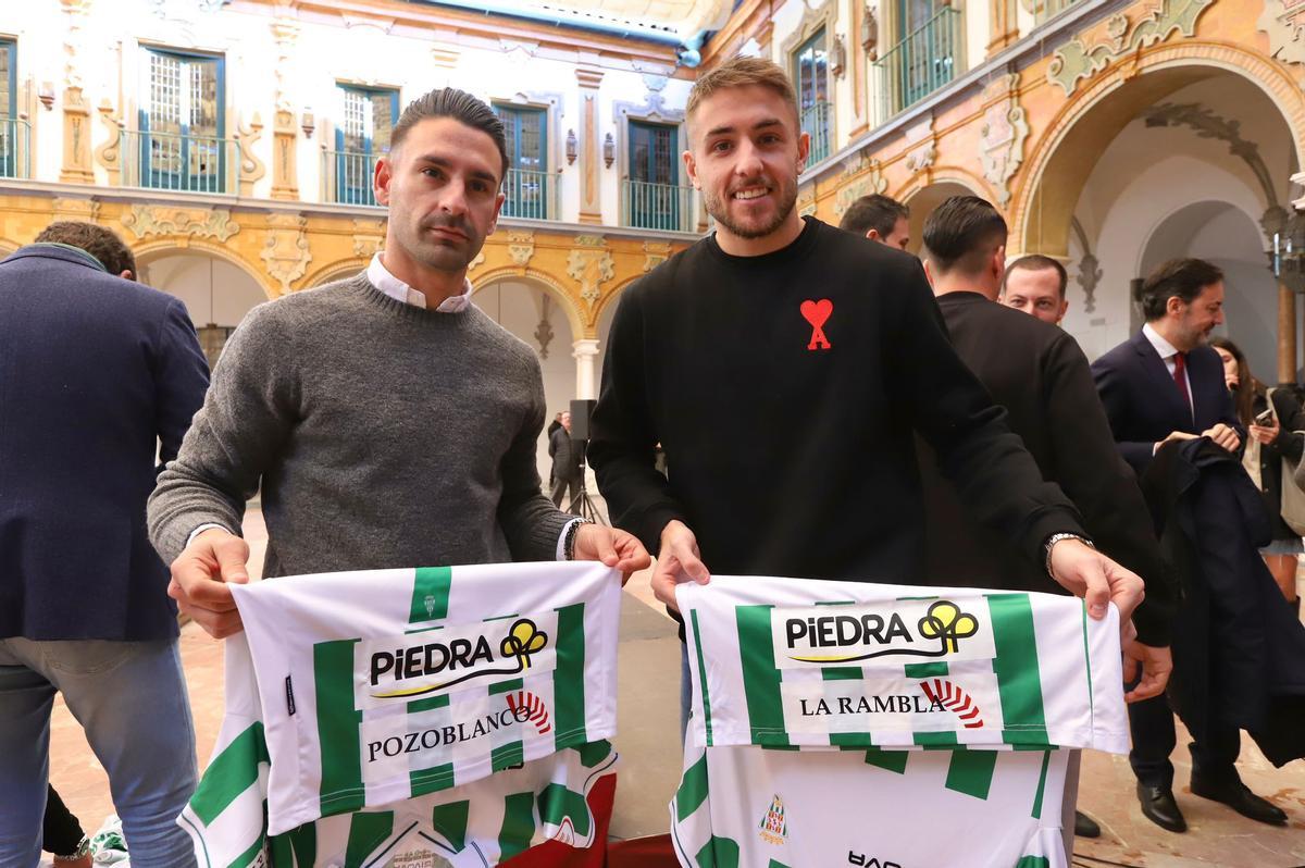 Kike Márquez y Antonio Casas, con sus camisetas, este martes en la Diputación.