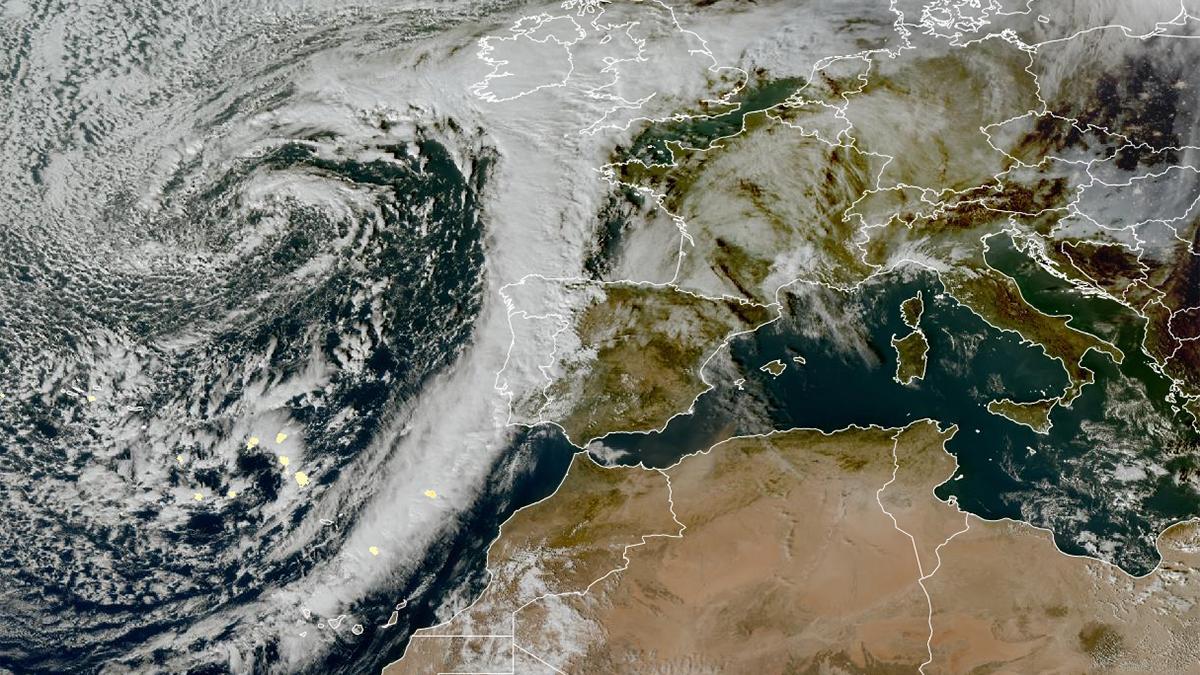 Situación de la borrasca Claudia y su frente asociado sobre el oeste de la península, esta tarde