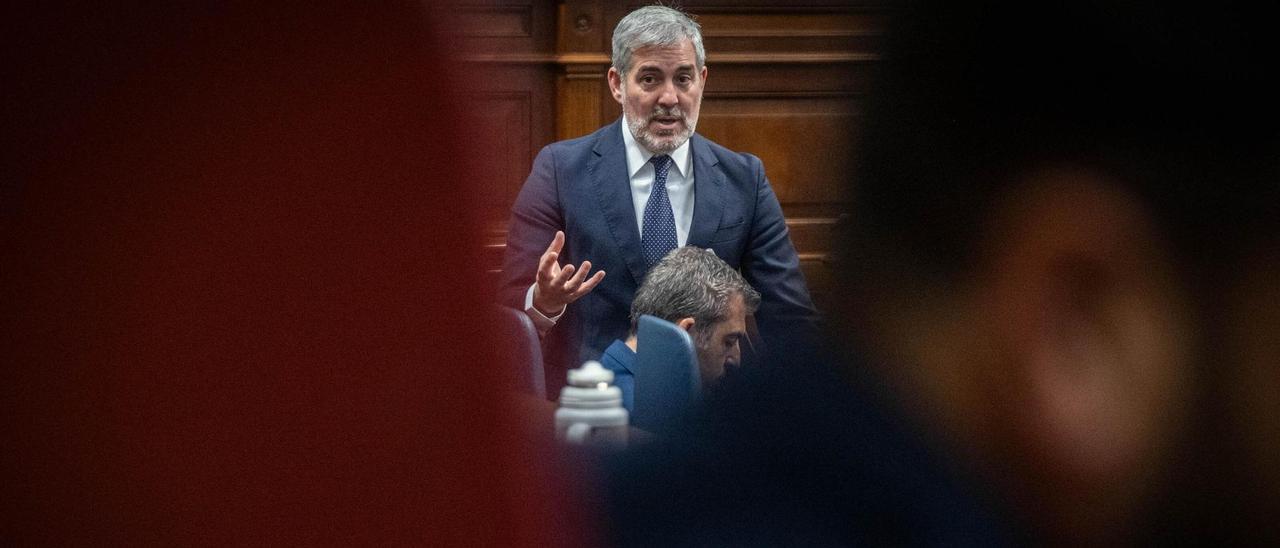 El presidente de Canarias, Fernando Clavijo, interviene desde su escaño en el pleno del Parlamento.