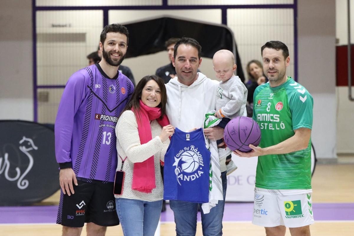Los padres de Luca y el niño junto a los capitanes de Gandia y Castelló