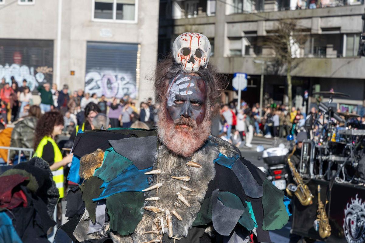 Vintedúas comparsas e dez carrozas: Santiago celebra o día grande do seu Entroido