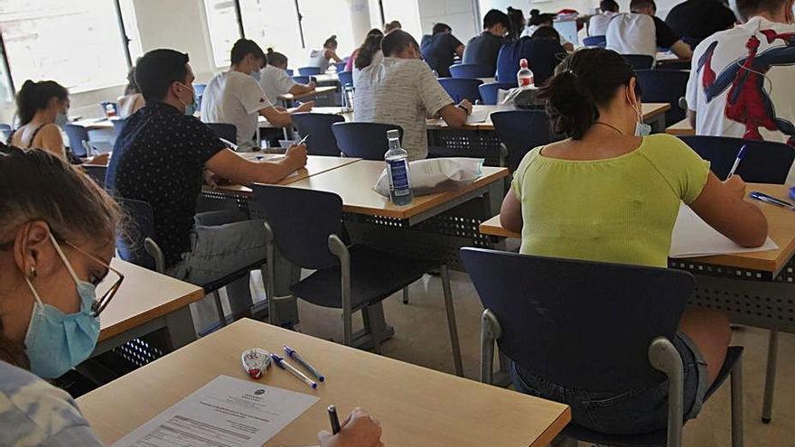 Estudiantes durante uno de los exámenes de la EBAU.