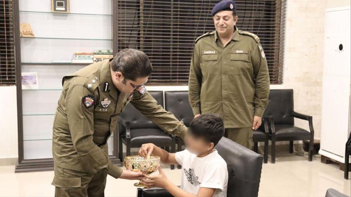 El hijo de 9 años, atendido por la policía paquistaní.