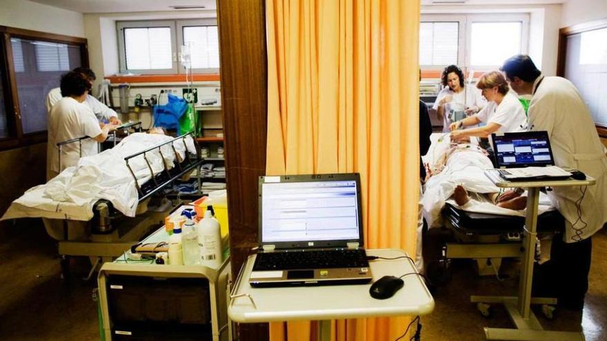 Actividad en los "boxes" reservados para los casos más graves que llegan al servicio de Urgencias.