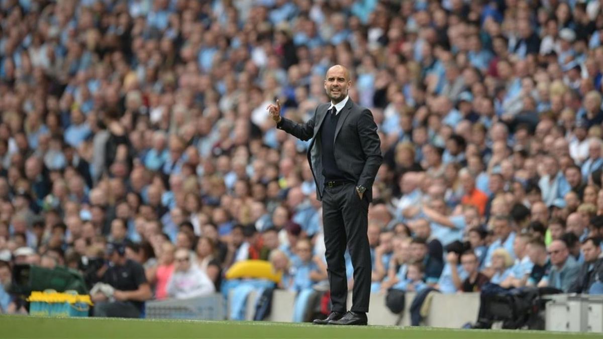 Guardiola da instrucciones durante el partido del City contra el West Ham.