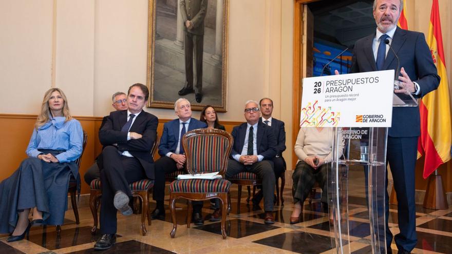 El presidente de Aragón, Jorge Azcón, junto a su gabinete en la presentación de los Presupuestos para 2026.