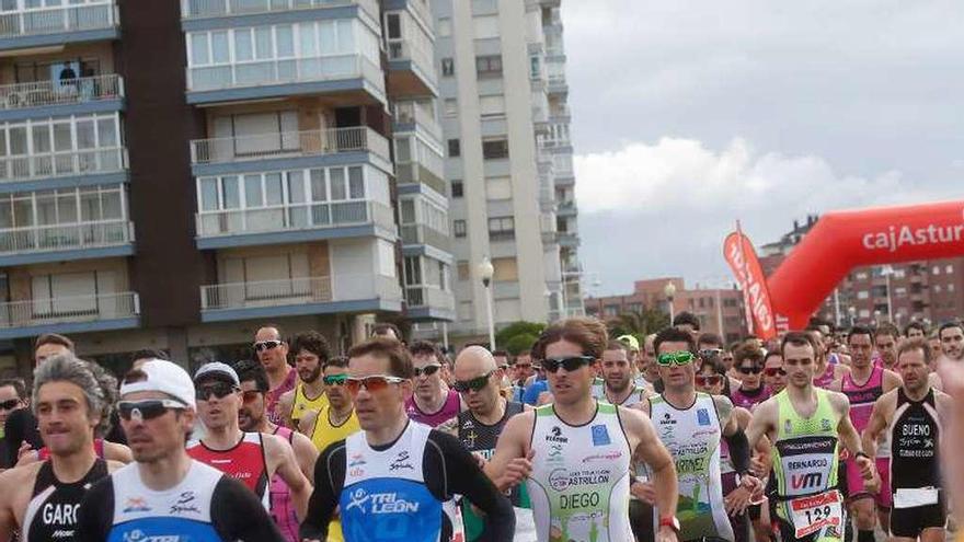 Participantes en una pasada edición del Duatlón Memorial &quot;Aquilino Pérez&quot;, en Salinas.