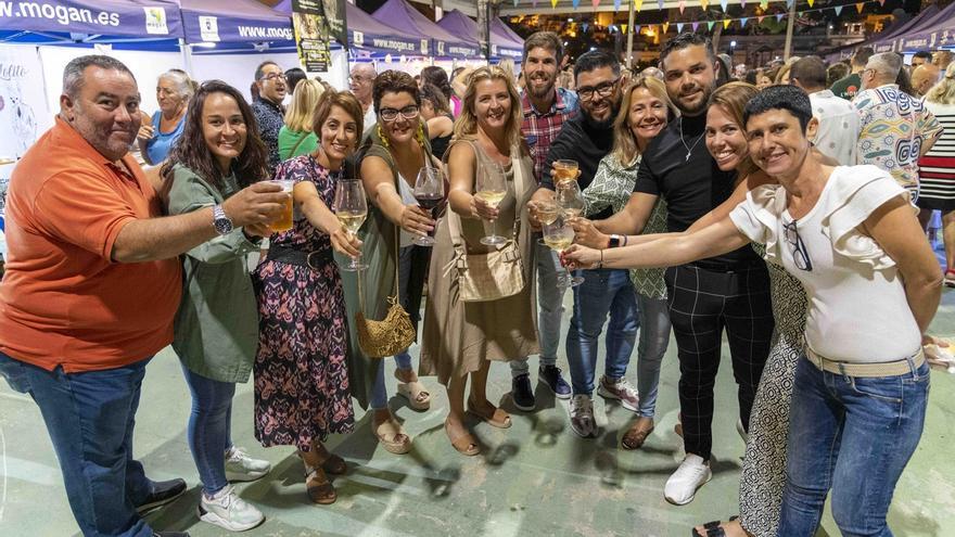 Mucho sabor, diversión y público en la noche moganera de vinos y tapas