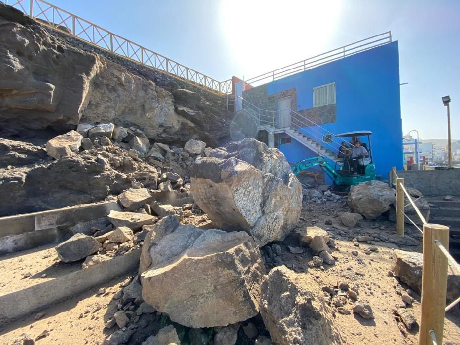 Cae una ladera junto a la playa del Agujero, en Gáldar