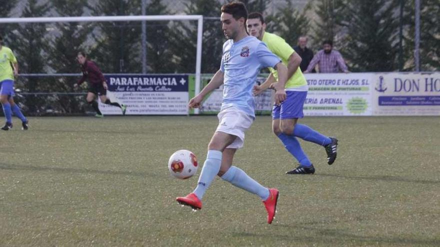 Una acción del duelo del domingo entre Moaña y Nigrán. // Santos Álvarez