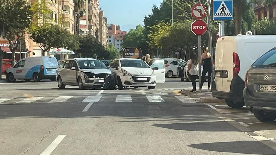 Una conductora de 50 años ebria y con el carnet retirado provoca un accidente delante de un colegio de Castelló