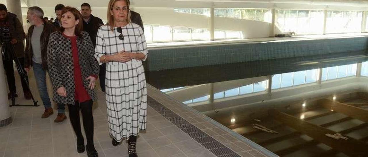 Carmela Silva visitó ayer las obras de la piscina municipal de Cambados. // Noé Parga