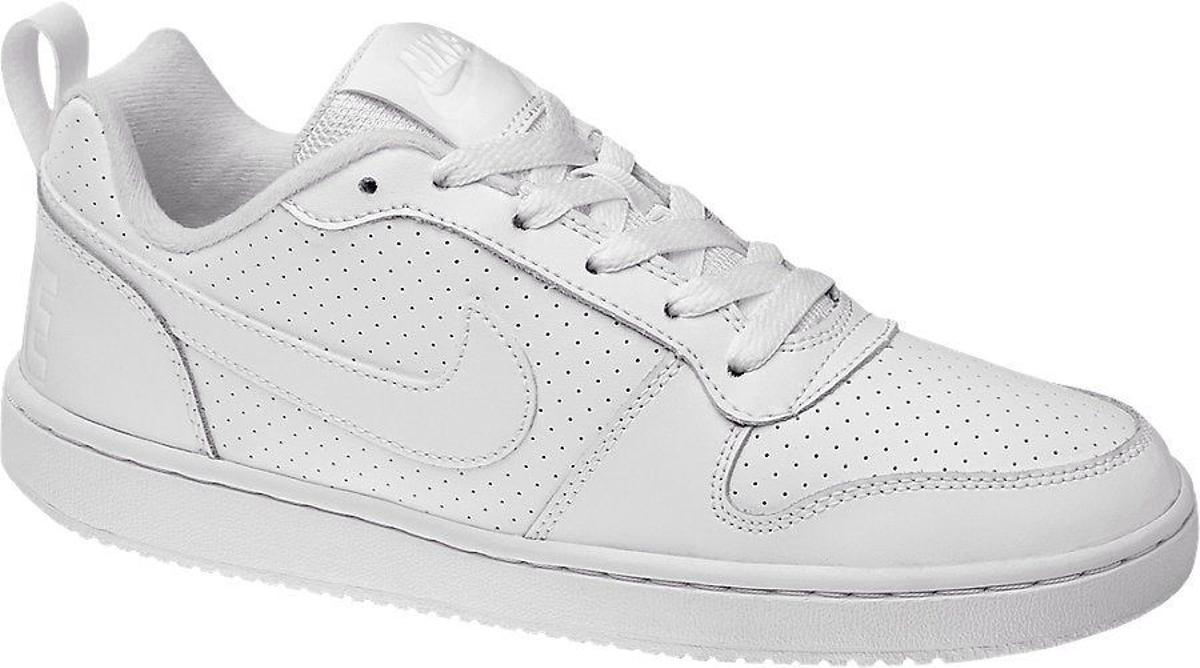 Sneakers blancas de Nike (Precio: 54,90 euros)