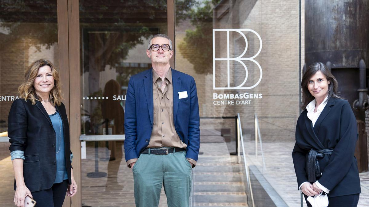 El artista suiza junto a Susana Lloret y Sandra Guimaraes durante su visita a Bombas Gens.