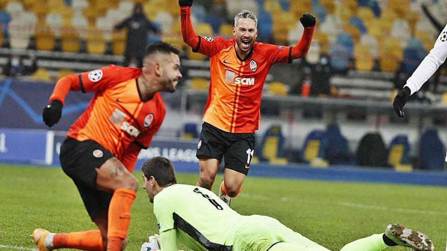 Marlos celebrant el gol de Dentinho, el de l&#039;1-0.