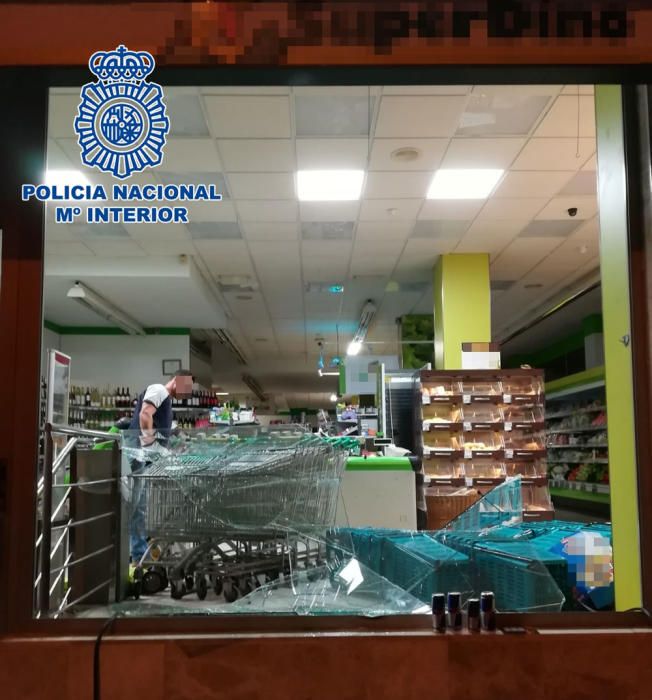 Destrozos en un supermercado en Schamann