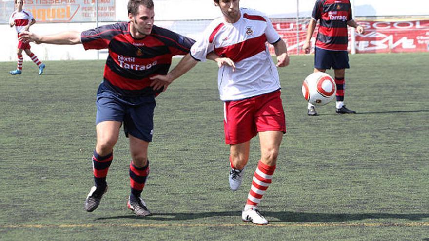 Marc Plaja lluita amb un rival en el partit al camp del Masnou.