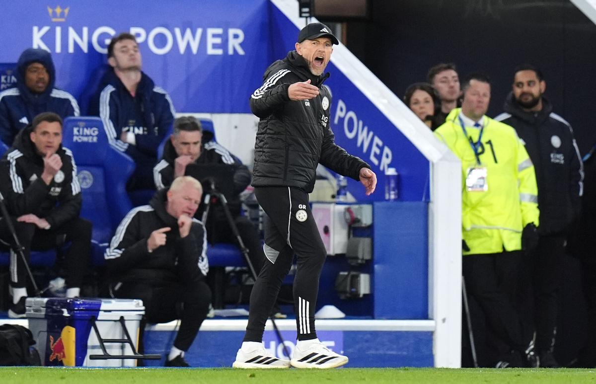 21 April 2026, United Kingdom, Leicester: Leicester City manager Gary Rowett gestures on the touchline during the English Sky Bet Championship soccer match between Leicester City and Hull City at the King Power Stadium. Photo: Jacob King/PA Wire/dpa 21/04/2026 ONLY FOR USE IN SPAIN. Jacob King/PA Wire/dpa;soccer;football;sports;Sky Bet Championship - Leicester City vs Hull City