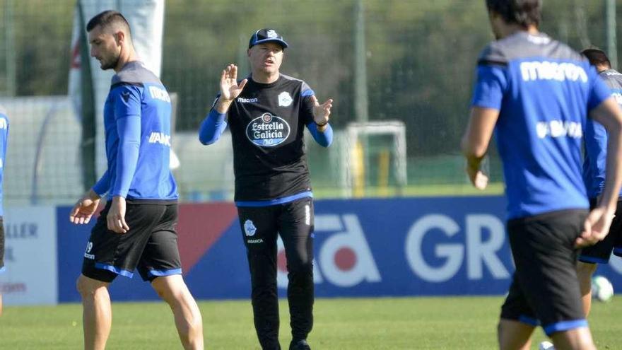 Pepe Mel da instrucciones a sus jugadores durante el entrenamiento de ayer en Abegondo.