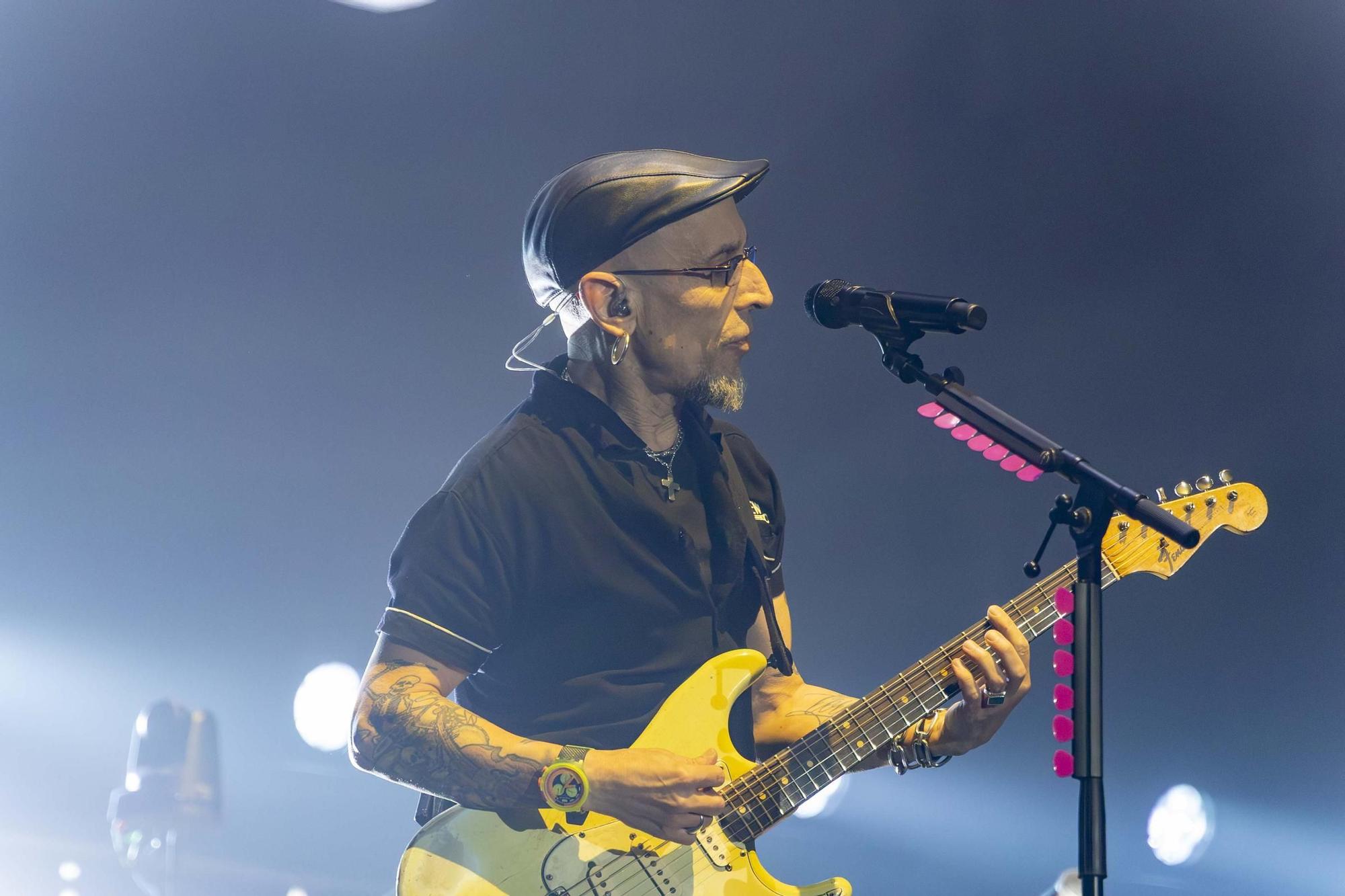 El Multiusos Fontes do Sar a los pies de Fito y sus fitipaldis