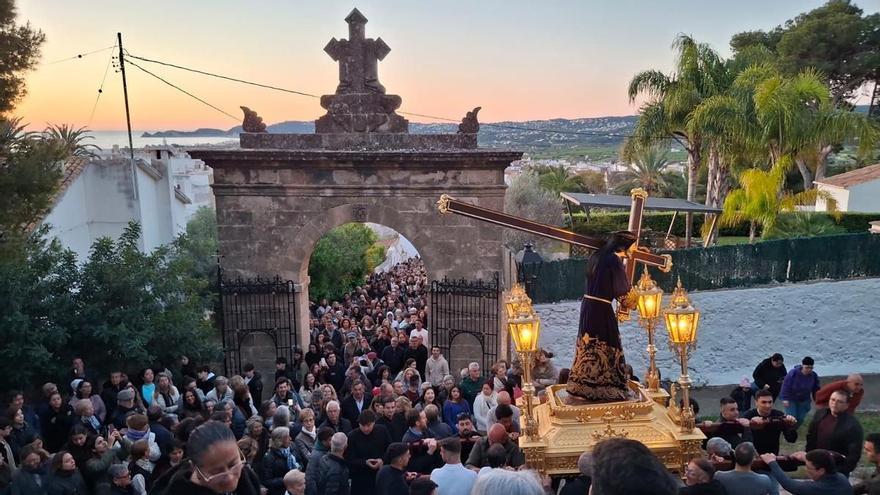 Sobrecogedor y multitudinario Via Crucis en Xàbia (vídeo)