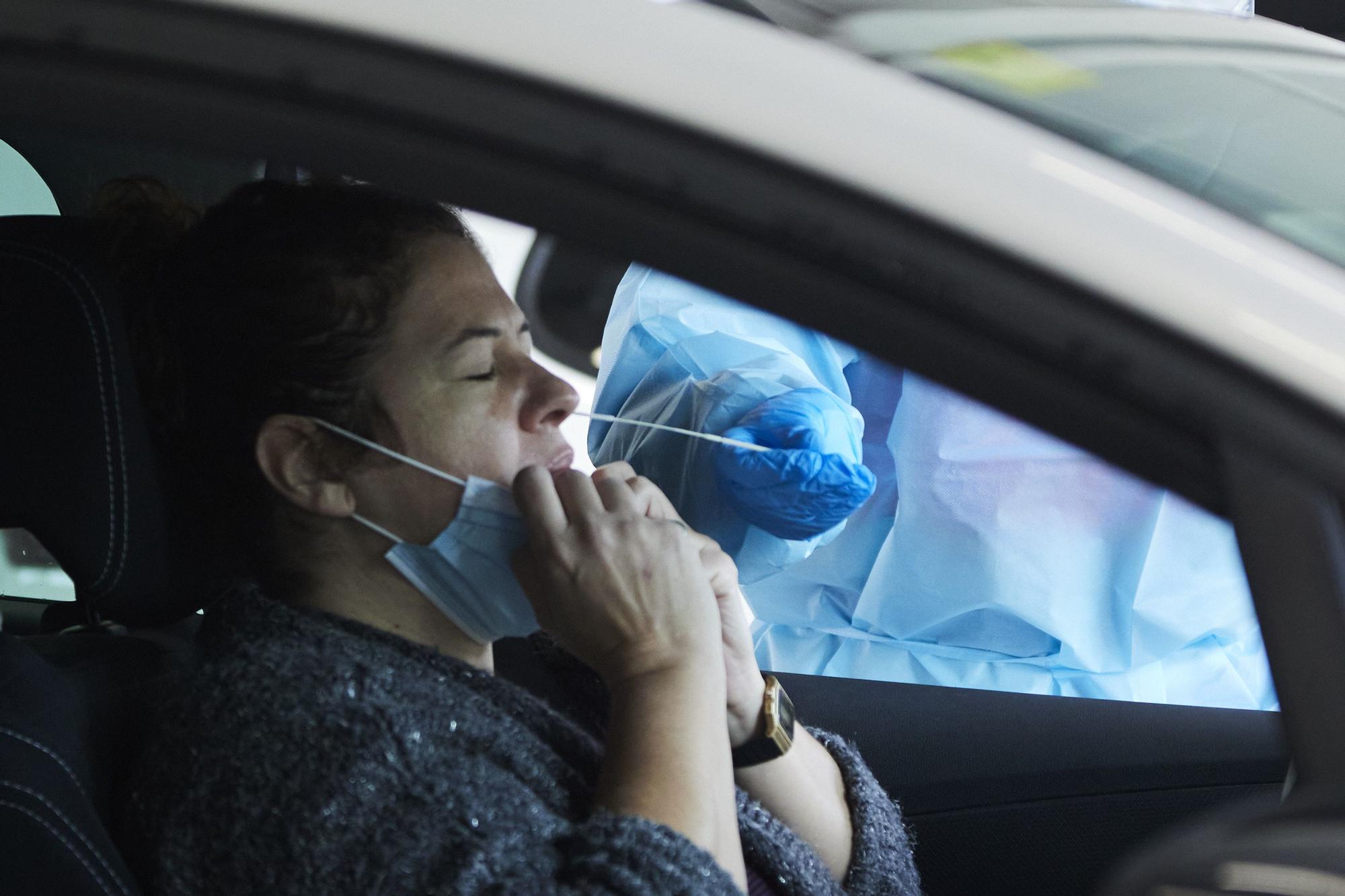 Los laboratorios de los hospitales desbordados por las PCR