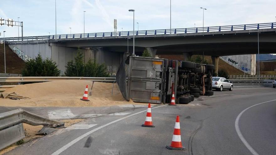 El camión volcado en el enlace de las autovías.