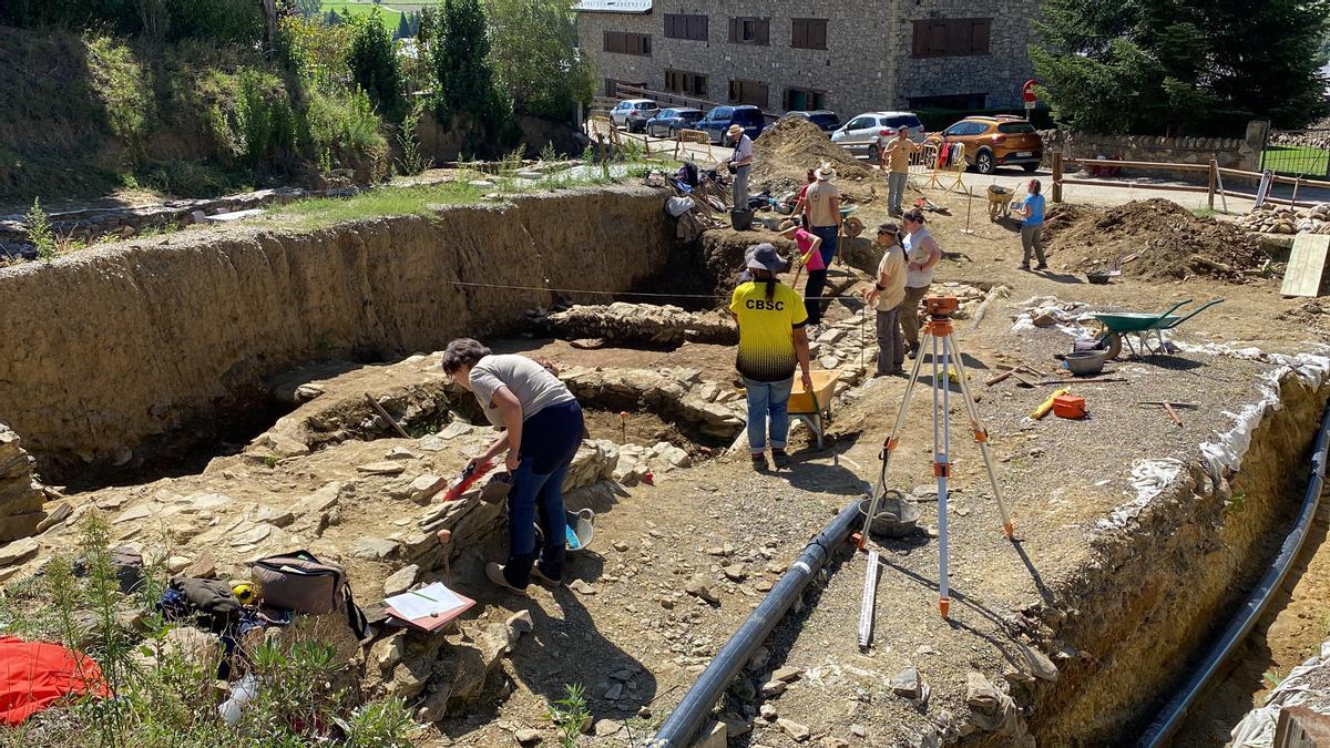 L&#039;equip d&#039;excavació treballant al jaciment del fòrum romà de Iulia Libica, a Llívia