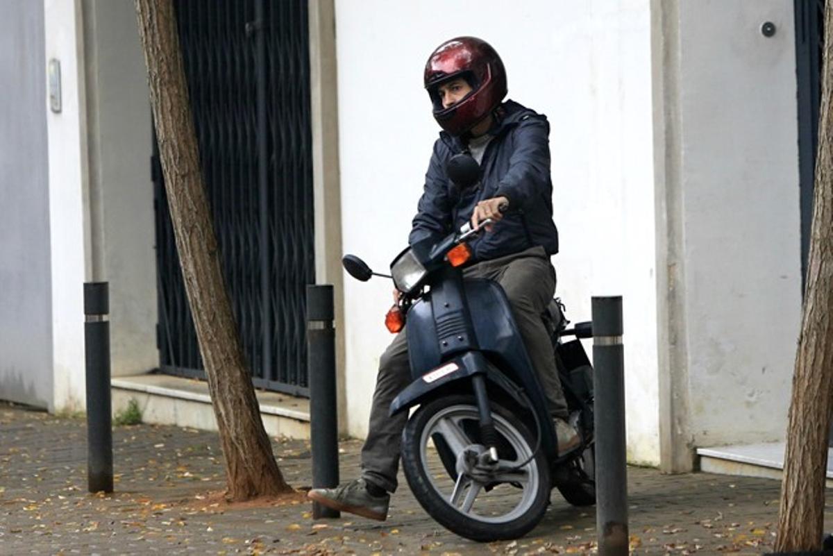 Oleguer Pujol surt aquest matí del seu domicili, al carrer de Teodor Roviralta.