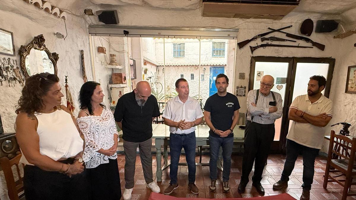 Sagredo, Jesús Fernández, Jesús María González, Víctor Barbeta y representantes de las asociaciones con motivo de la Casa Aspanion en Paterna