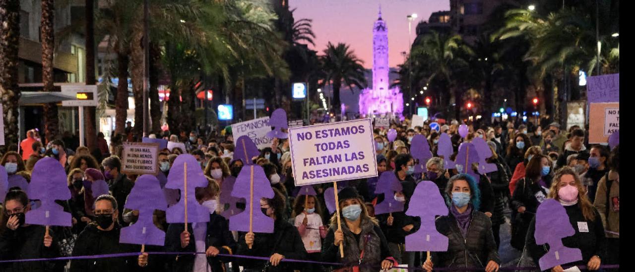 Una marcha a favor de la mujer, por las calles de Alicante