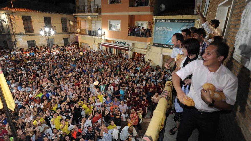 Lanzamiento de pintanzas durante las fiestas.