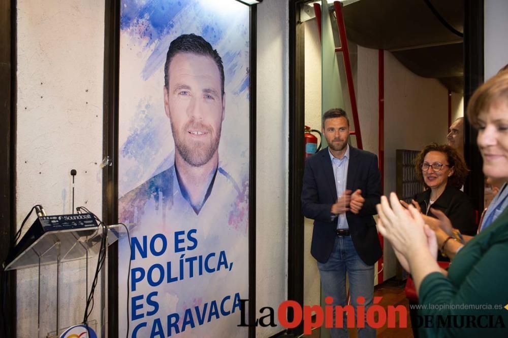 Pegada de carteles en Caravaca