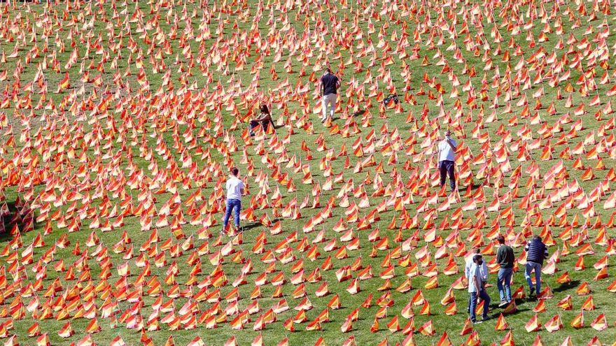 Les 53.000 banderes d&#039;Espanya col·locades al parc de Roma de Madrid per recordar les víctimes de la covid