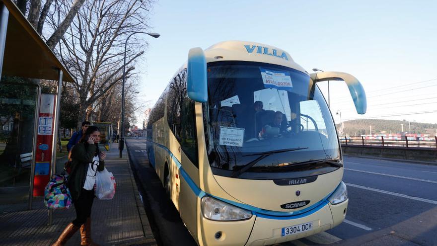 Un autobús de Autos Villa en Avilés.