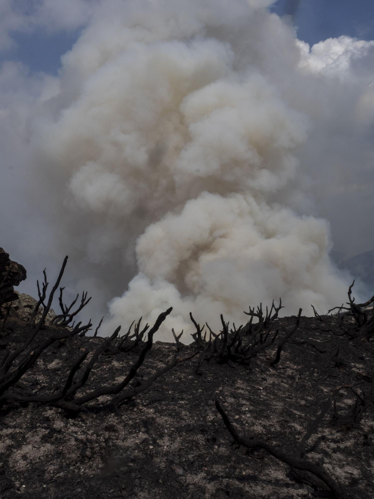 Más de una decena de núcleos desalojados en el incendio de Folgoso do Courel