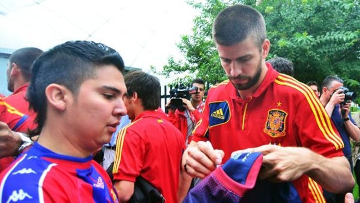 Piqué firma autógrafos en la concentración de la selección española en Miami.