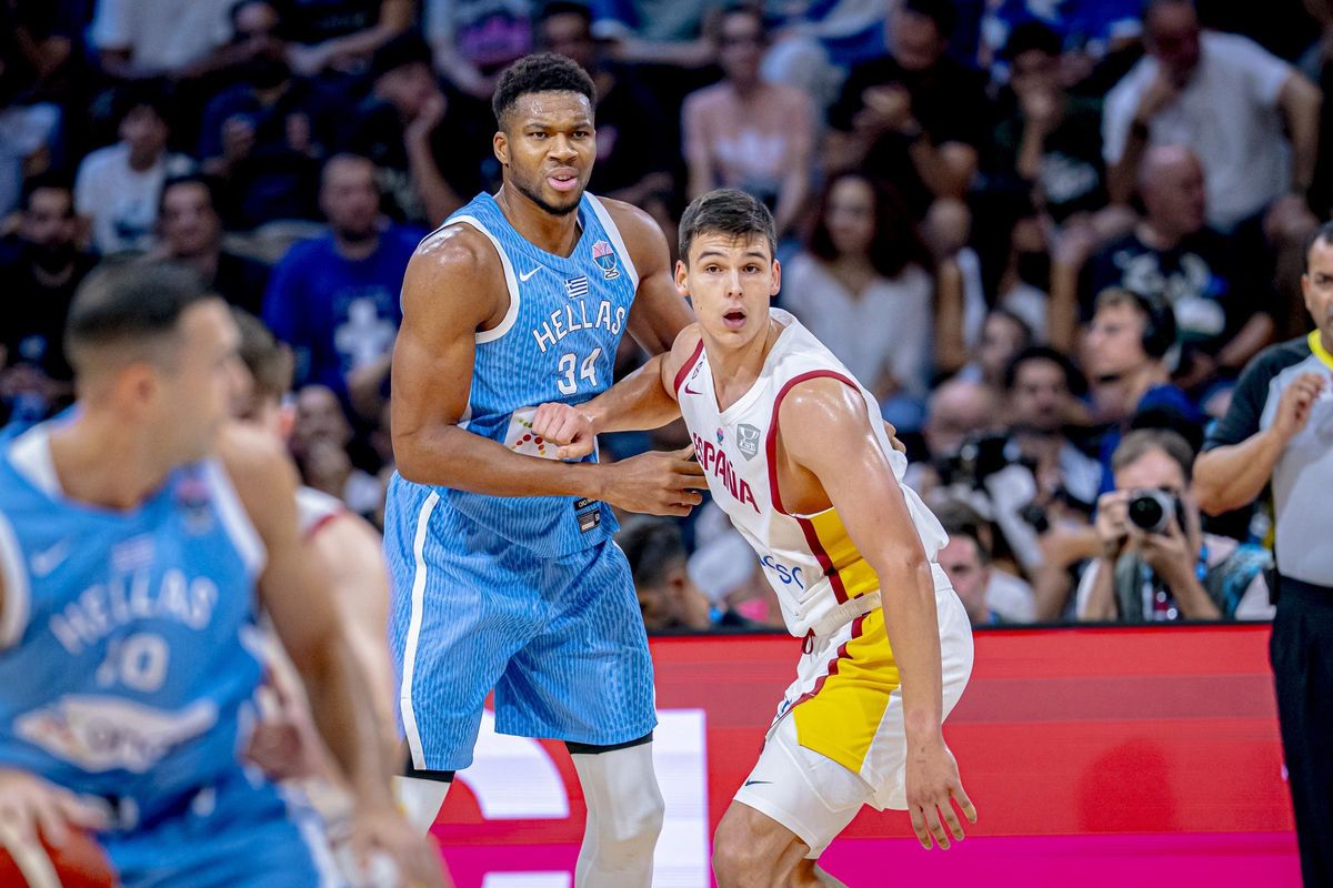 Jaime Pradilla, ante Giannis Antetokounmpo en el partido del Eurobasket contra Grecia.